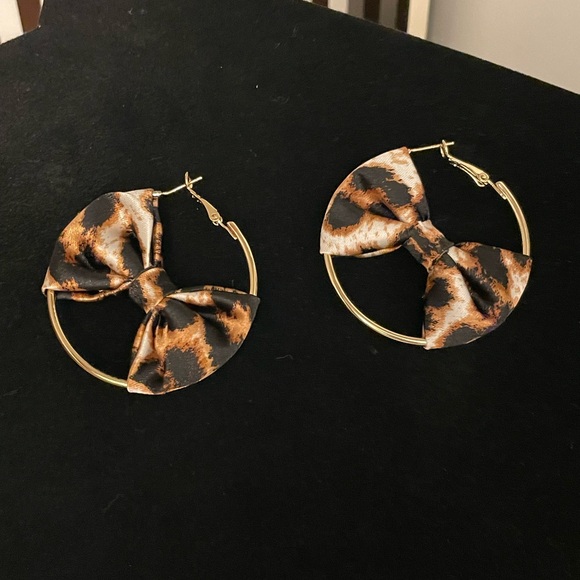 Leopard Bow Hoop Earrings - Picture 5 of 5